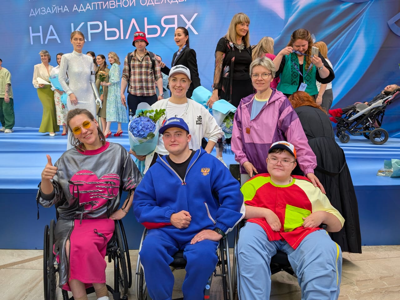 Модель для показа коллекции адаптивной одежды